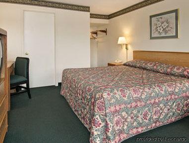 Super 8 By Wyndham Newark De Hotel Стая снимка