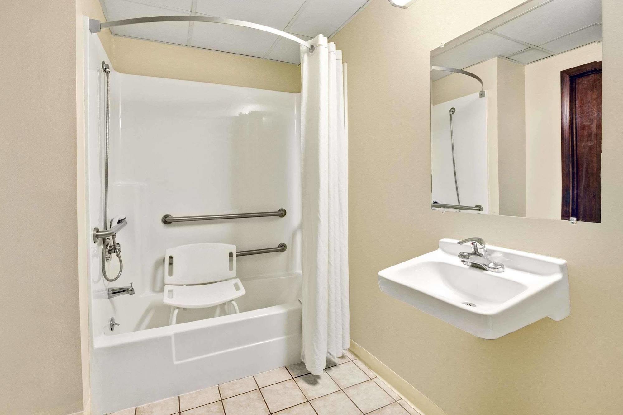 Super 8 By Wyndham Newark De Hotel Екстериор снимка
