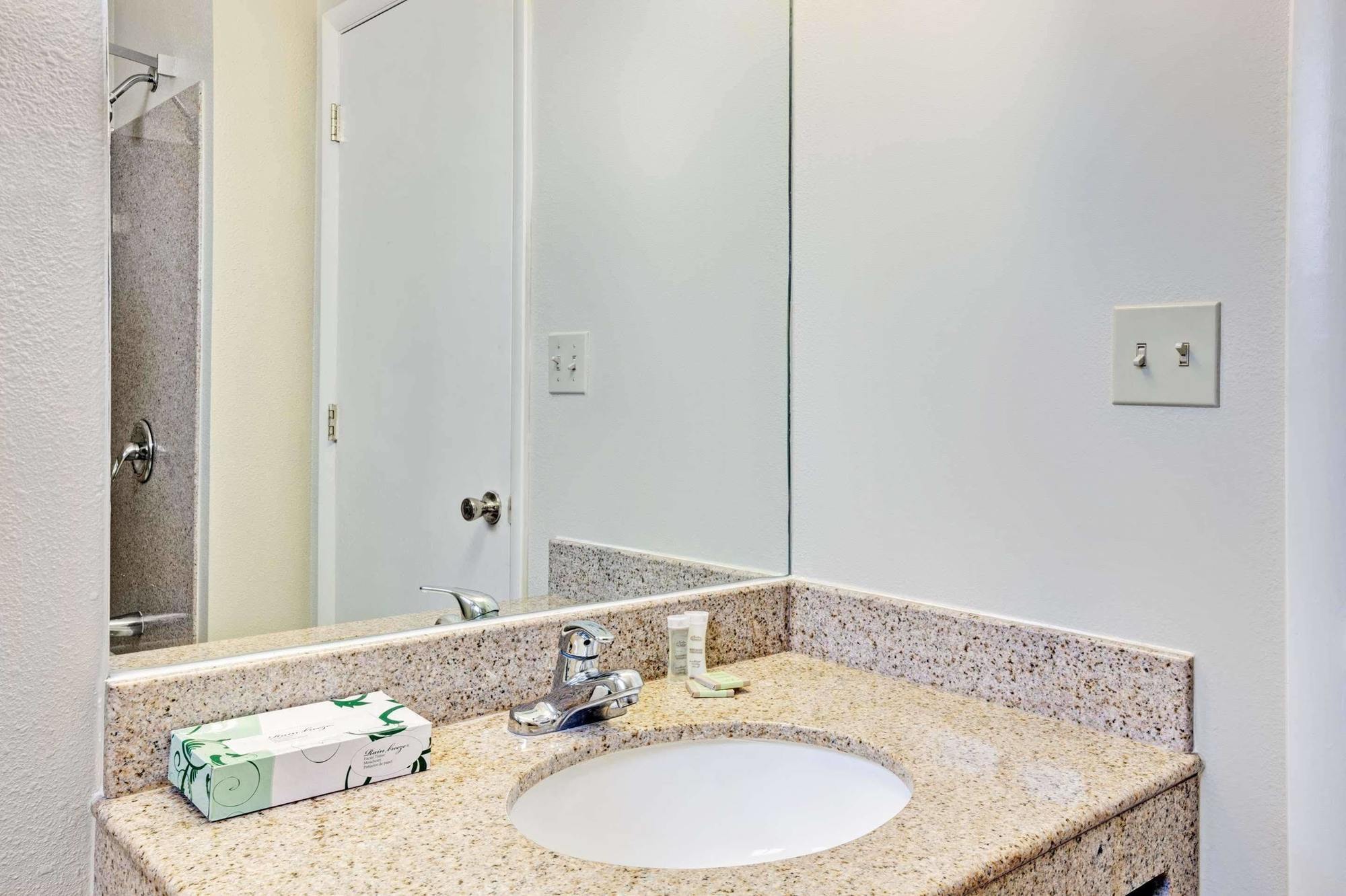 Super 8 By Wyndham Newark De Hotel Екстериор снимка