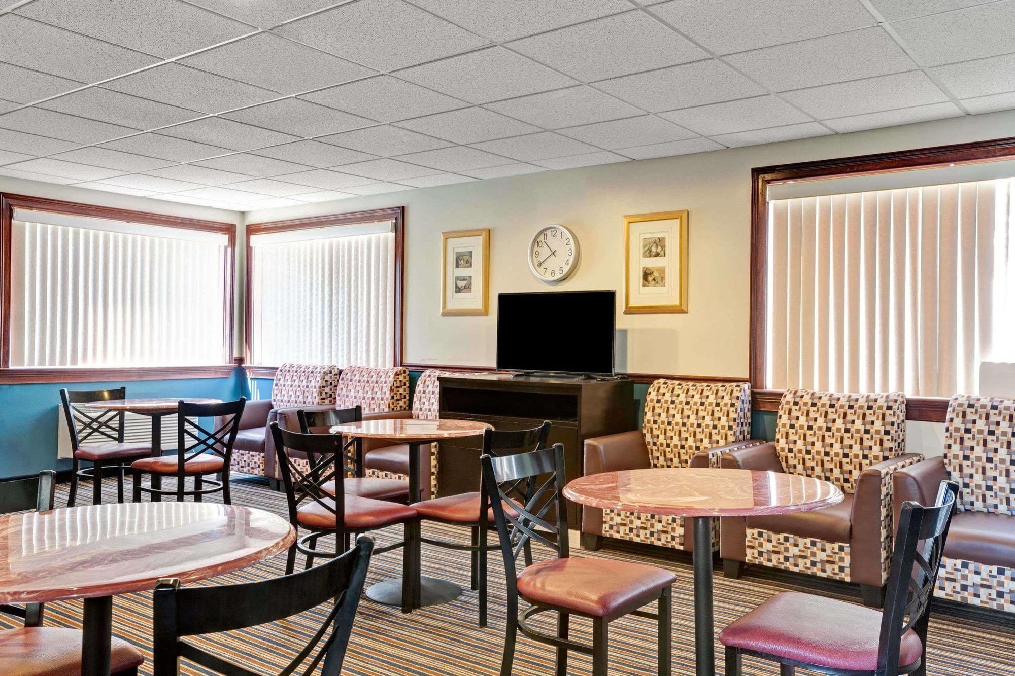 Super 8 By Wyndham Newark De Hotel Екстериор снимка